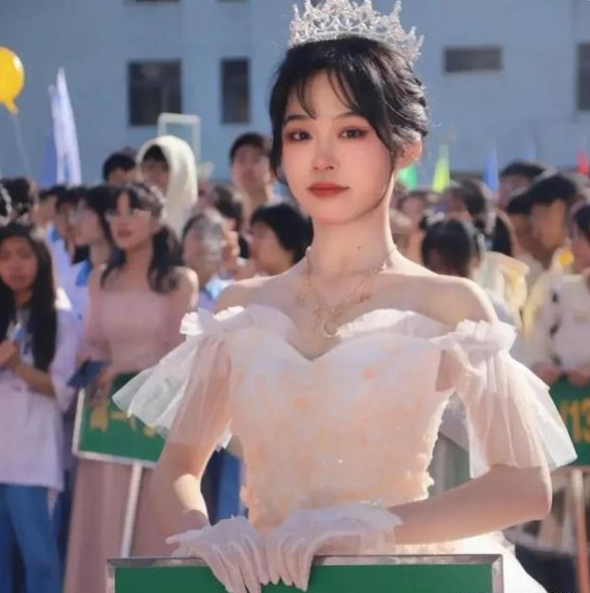 高中女生穿晚禮服舉班牌，男同學目不轉睛，運動會變選美比賽？