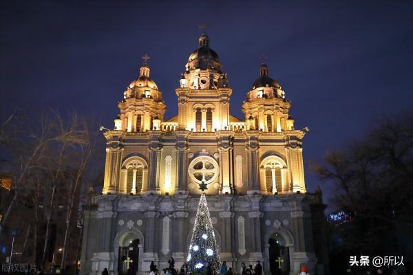 王府井天主教堂的聖誕樹亮了 遊客紛紛拍照留念 王府井天主教堂的聖誕樹亮了 遊客紛紛拍照留念
