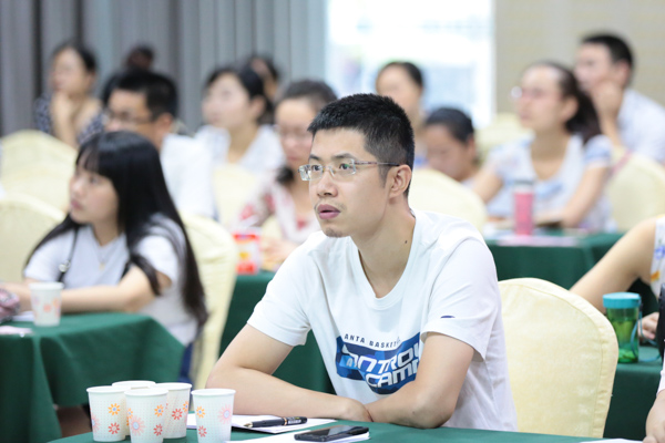 畢業生吐槽教培現狀，工資“暴跌”了一萬多，懷疑當初選錯了路