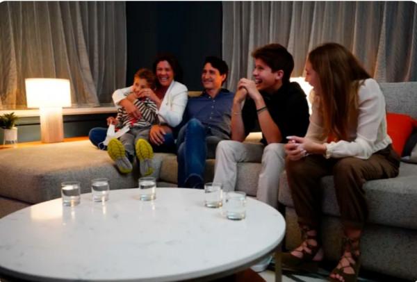 加拿大第一夫人索菲穿牛仔褲坡跟鞋參加投票,丈夫和一兒兩女相陪 加拿大第一夫人索菲穿牛仔褲坡跟鞋參加投票,丈夫和一兒兩女相陪