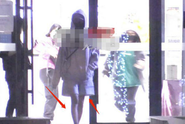 秦嵐素顏露面被偶遇 街頭揮舞雙臂毫無偶像包袱