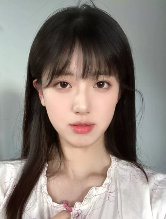 鞠婧禕終於&OpenCurlyDoubleQuote;卸妝&rdquo;了，這次的新臉又純又欲，比千金風更美更時尚