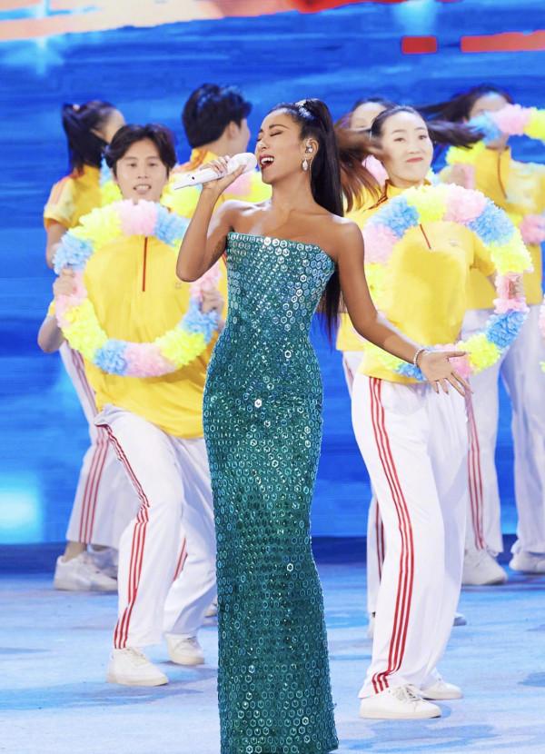 面板那麼黑，卻總愛穿亮色，結果意外了，不醜反而驚豔了