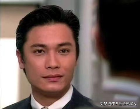 過氣港星走穴群像:黃日華穿西裝拉弓,67歲李國麟縣城賣唱 過氣港星走穴群像:黃日華穿西裝拉弓,67歲李國麟縣城賣唱