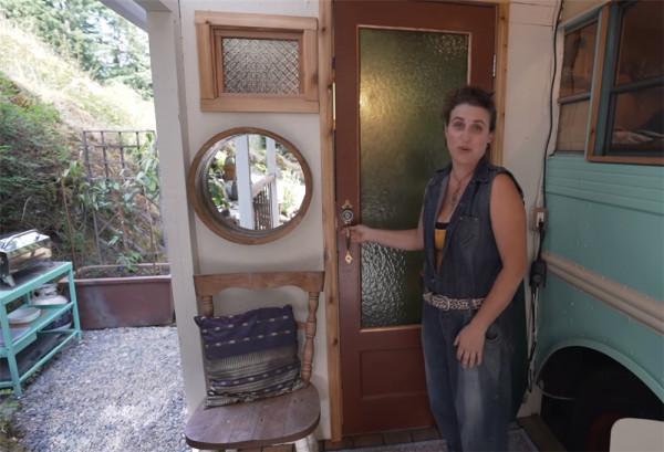 她買下1969年報廢校車，將車殼變成13㎡鄉下蝸居，網友：是真的服