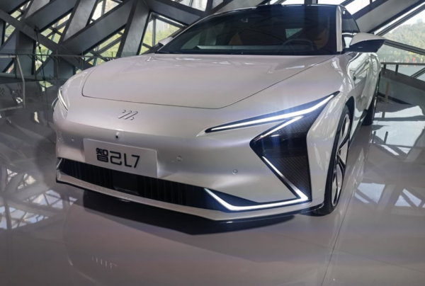 智己汽車排隊下線,阿里和上汽撐腰,上來就超40萬比極氪還高調 智己汽車排隊下線,阿里和上汽撐腰,上來就超40萬比極氪還高調