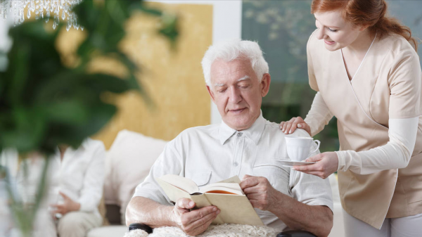 72歲大爺傾訴：僱用住家保姆前，一定要和保姆談好這3個條件