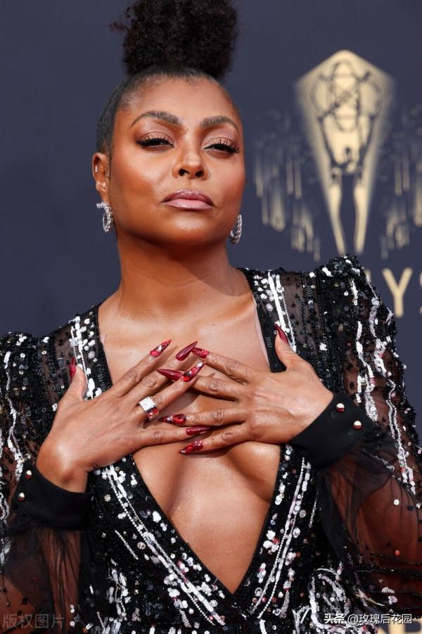 第73屆艾美獎，塔拉吉-P-漢森一襲黑色禮裙亮相，魅力十足