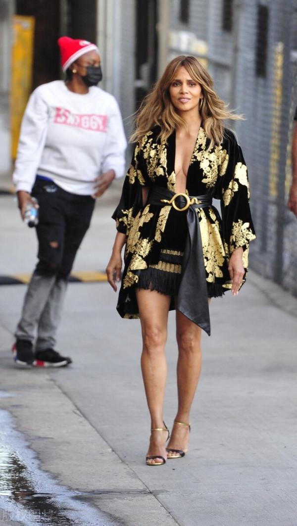 哈莉-貝瑞穿睡衣就上街,好張揚,好個性 哈莉-貝瑞穿睡衣就上街,好張揚,好個性