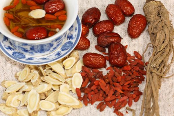 糖尿病人手腳麻木疼痛怎麼緩解？中醫8味藥材，或能幫你祛麻止痛