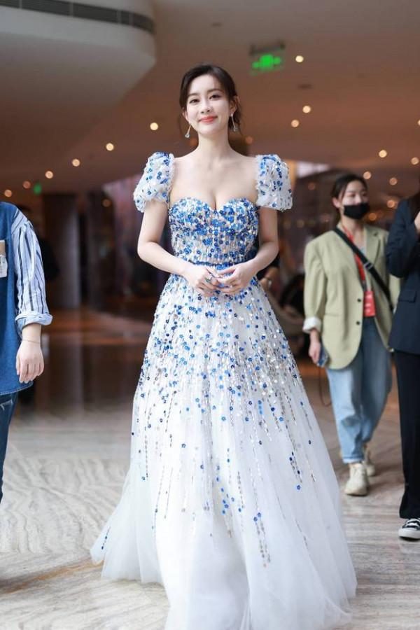 孟子義穿碎鑽小長裙美若天仙，誰能抵擋得住，堪比18歲的劉亦菲