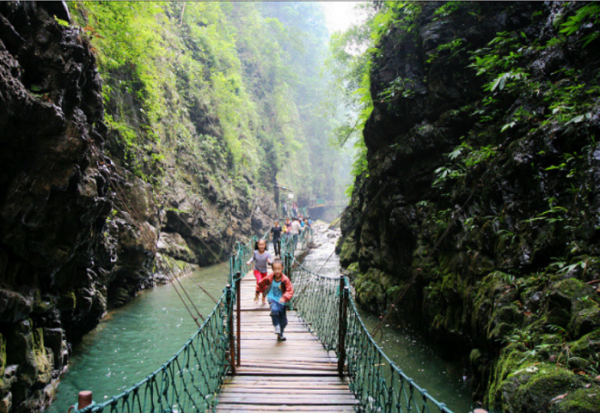 除了飛瀑、峽谷，萬盛黑山谷南天門竟藏有這樣的美景