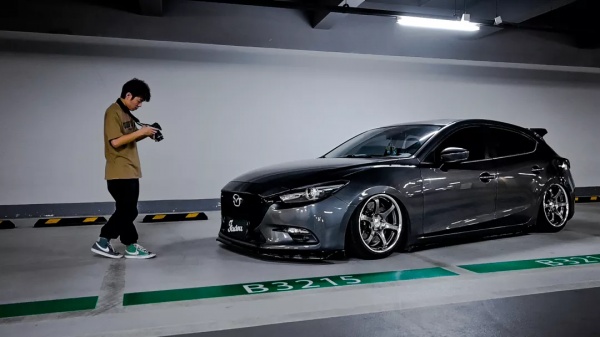 姿態風兩廂馬自達昂克賽拉，趴在地上的&quot&semi;鋼炮&quot&semi;也能很帥