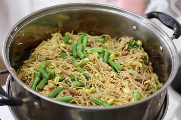 滷麵不香，湯麵麻煩，學會面條這做法，飯菜一鍋出，冷熱都好吃