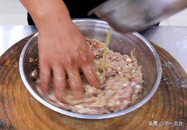 肉丸子好吃有訣竅,廚師長教你飯店秘製做法,香糯Q彈,久煮不散 肉丸子好吃有訣竅,廚師長教你飯店秘製做法,香糯Q彈,久煮不散