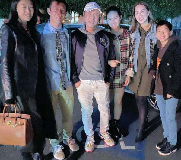 陳冠希妻女現身聚會，4歲女兒秋褲配洞洞鞋太土味，顏值被媽拉垮