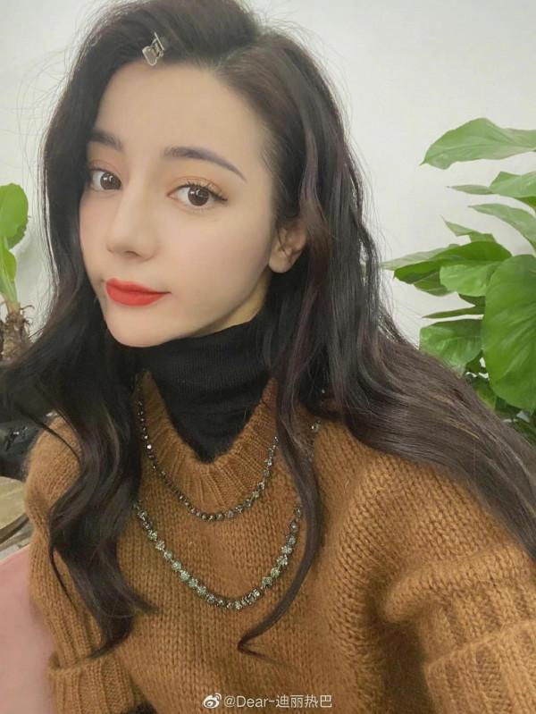 迪麗熱巴曬自拍 迪麗熱巴曬自拍