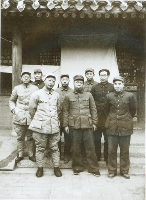 彭德懷為何不準黃克誠參加肉搏戰？眼鏡片那麼厚，一看就是個官