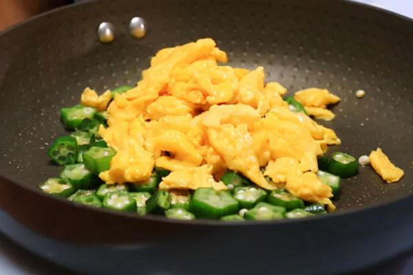趣味早餐食譜：秋葵炒雞蛋搭配蔥油餅