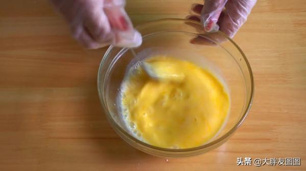 沒秤，沒打蛋器，沒烤箱，如何做出蓬鬆的無油蛋糕？