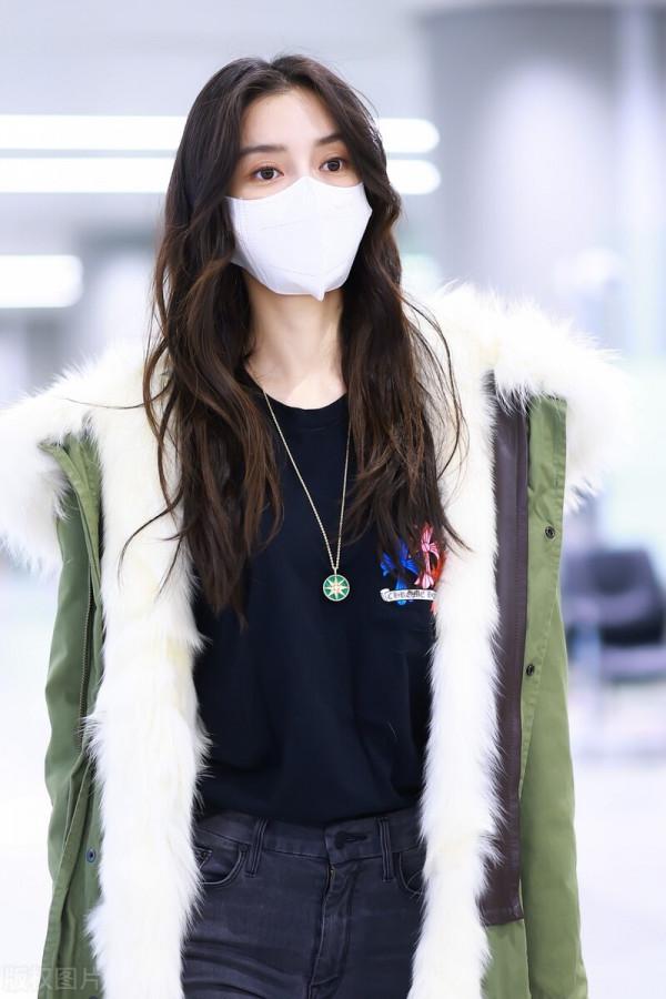 Angelababy楊穎現身機場笑意盈盈心情好 大波浪捲髮隨性慵懶