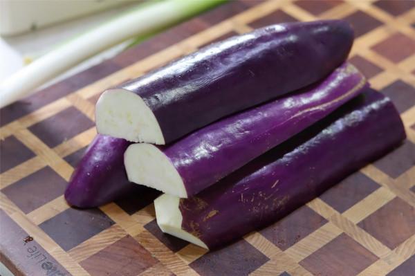 我家做涼拌茄子，不用上鍋蒸，茄子不變色，水汽少，入味好吃