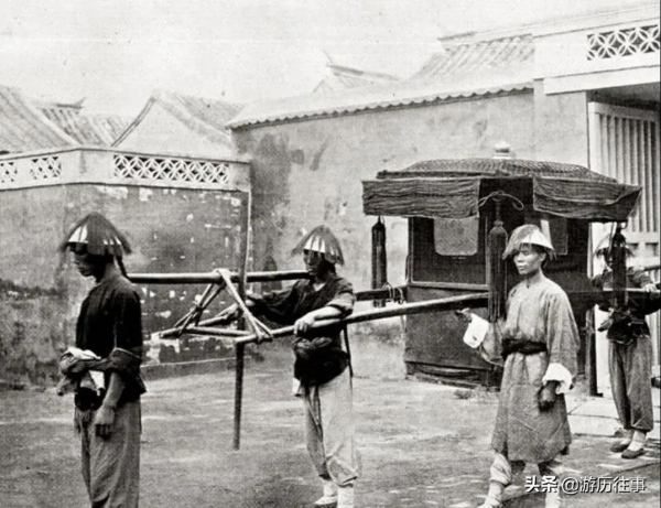 100多年前的晚清社會，慈禧出逃後的寢宮，仍有守衛在看守