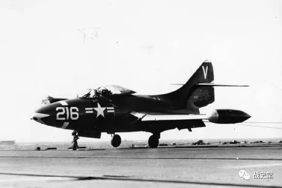 朝戰美機中了鋼索陷阱，飛官失明半昏迷，鉤住最後一道阻攔索著艦