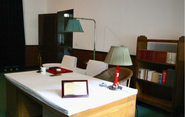 59年毛主席回到韶山,看到父母墳墓破敗,毛主席:不要修,就這樣 59年毛主席回到韶山,看到父母墳墓破敗,毛主席:不要修,就這樣