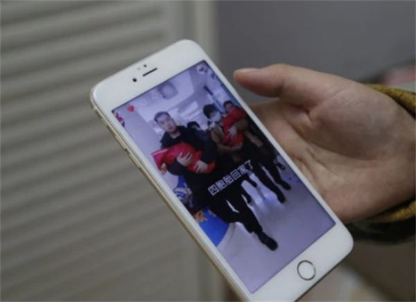 她拒絕減胎，冒著風險產下4胞胎，今全家幫忙帶娃的場景讓人羨慕