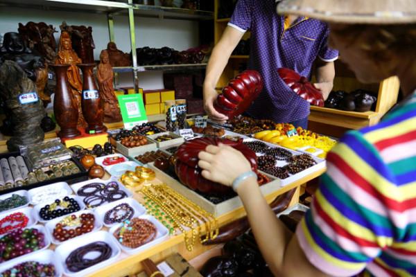 一個梳子花1500，盤點頭腦發熱時景區買的旅遊紀念品，你衝動過嗎