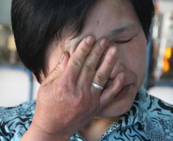 母親尋女兒5年,見面後女兒裝作不認識,跟蹤去女兒家母親哭了 母親尋女兒5年,見面後女兒裝作不認識,跟蹤去女兒家母親哭了