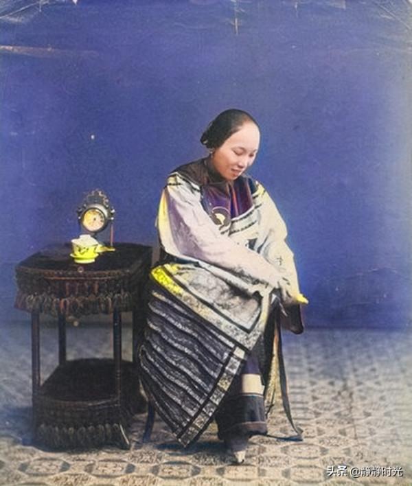 晚清老照片:小腳女子纏裹腳布,牛車車輪比人高,乞丐抓蝨子 晚清老照片:小腳女子纏裹腳布,牛車車輪比人高,乞丐抓蝨子