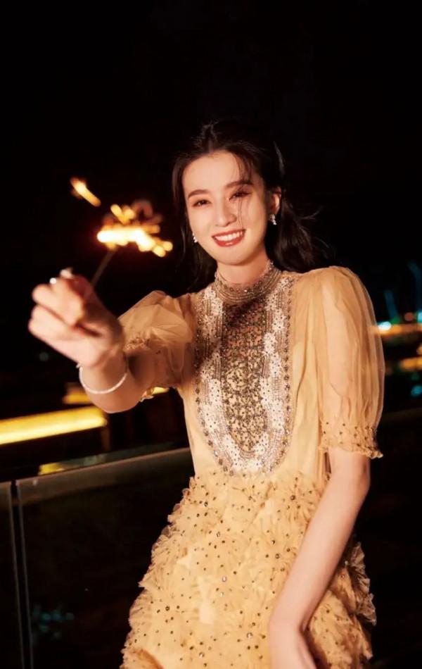 喬欣不愧是富家千金，穿著一襲香檳色連衣裙，自信又美麗