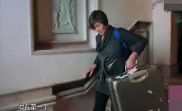 75歲鄭佩佩近況曝光!祖孫三代合照溫馨,混血外孫顏值高 75歲鄭佩佩近況曝光!祖孫三代合照溫馨,混血外孫顏值高