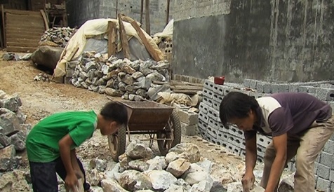 寒門姐弟父親車禍母親改嫁,家裡沒米沒鹽,一天只吃一頓飯 寒門姐弟父親車禍母親改嫁,家裡沒米沒鹽,一天只吃一頓飯