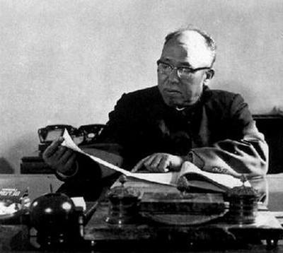 軍隊的第一政委和政委哪個職級高些？