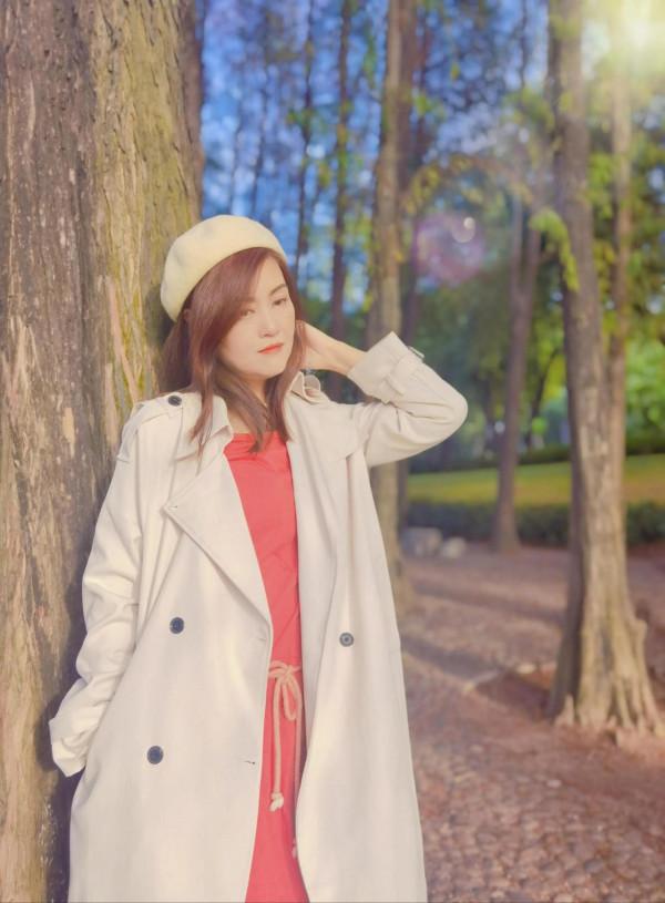 水瀲霞明映羽紅，醉迷照影落杉叢，麓湖落羽杉已進入最佳觀賞期