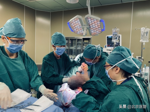 多次失去孩子的“熊貓血”孕婦,在這次危急時刻遇見了她們…… 多次失去孩子的“熊貓血”孕婦,在這次危急時刻遇見了她們……