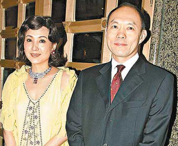 許冠文攜妻參加聚會,結婚49年仍恩愛,霍英東兒媳息影40年罕露面 許冠文攜妻參加聚會,結婚49年仍恩愛,霍英東兒媳息影40年罕露面