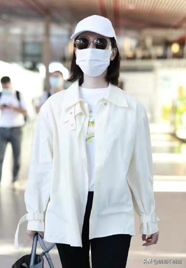 女人過了40歲，少穿“衛衣+牛仔褲”！學陳數這樣搭，美得真優雅