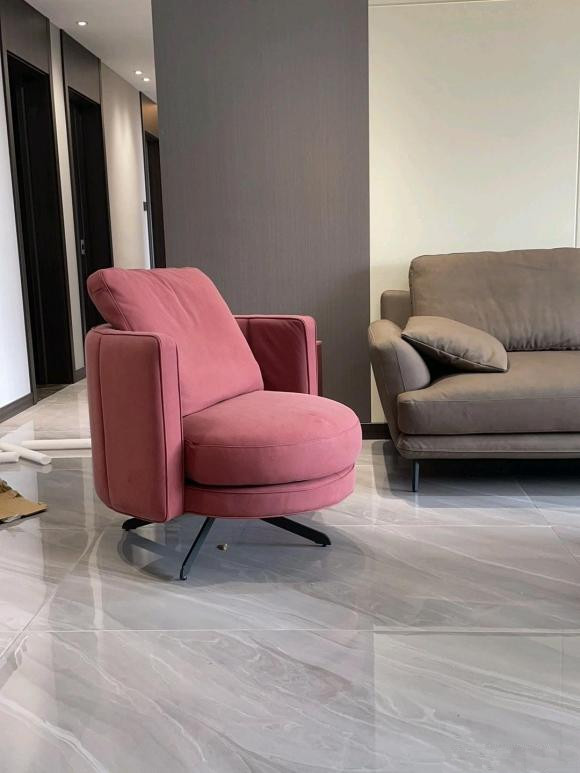 硬裝結束傢俱進場，這紅色單椅太不搭了，少女心做怪，硬裝23萬