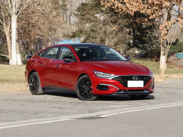 大尾翼+真排氣，年輕人專屬的運動家轎，10萬出頭就能買