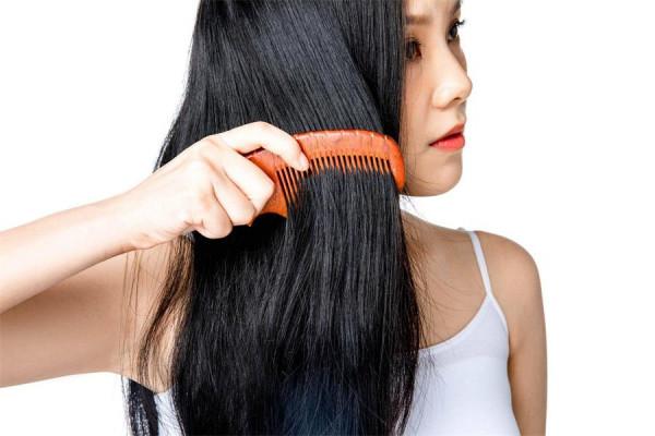 秋季頭皮屑多，3種食物儘量少吃，2個小妙招或能減少頭皮屑