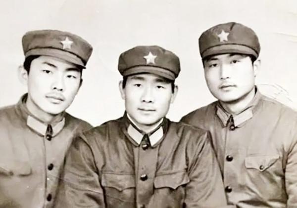 英雄梁嶺在老山戰役中犧牲後，戰友在他身上發現一首華麗的遺詩