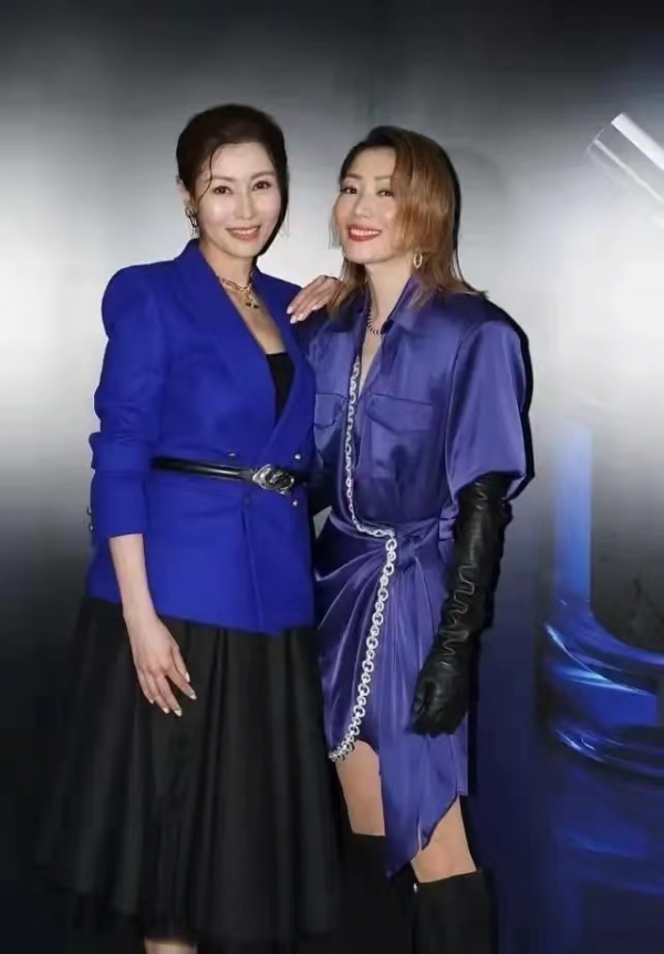 李嘉欣也難逃中年發福，穿西裝勒腰帶腰圍粗一圈，好在氣質夠出眾