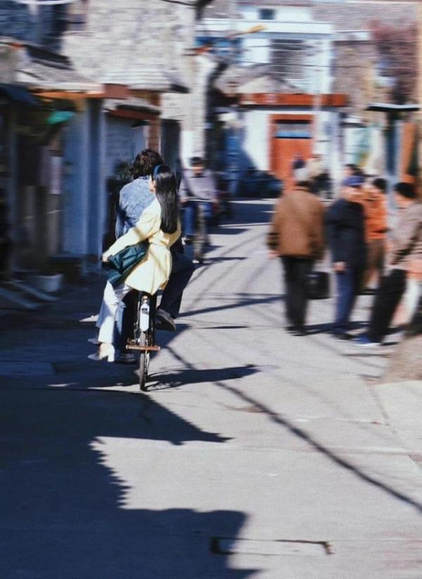 趙麗穎新劇路透罕見曝光！穿復古風盡顯時髦範，胖了顏值反而驚豔