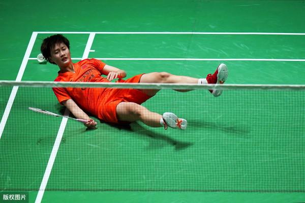 擊球姿勢不正確、對所用器材不當選擇,手臂關節處易受傷,要留意 擊球姿勢不正確、對所用器材不當選擇,手臂關節處易受傷,要留意