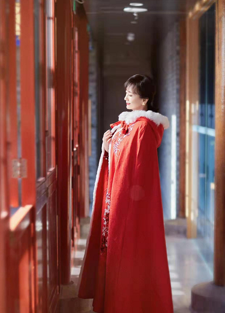 趙雅芝越老越有氣質,大紅色披風仙氣飄逸,婉轉間散發著柔美風情 趙雅芝越老越有氣質,大紅色披風仙氣飄逸,婉轉間散發著柔美風情