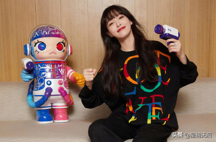 唐嫣曬居家美圖 玩具圍繞幸福滿溢笑容超甜